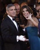 Canalis, una celebridad en Italia, también fue motivo de ovación y más ahora cuando está al lado de George Clooney